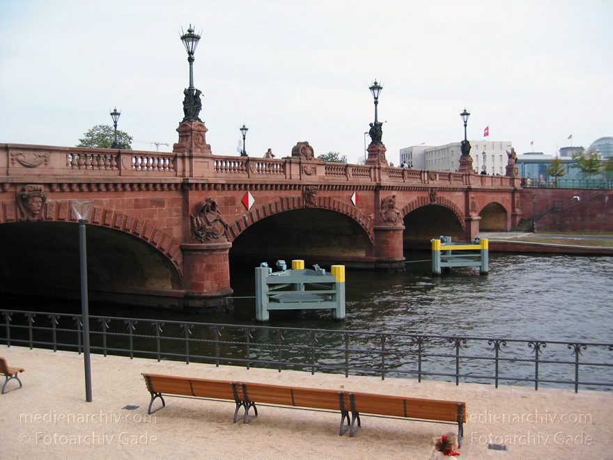 Berlin. Moltebrücke über dem Fluss Spree
3. 10. 2003. Berlin. Mitte. Moltebrücke über dem Fluss Spree
Schlüsselwörter: Berlin;Deutschland;Fluss;Germany;Moabit;Moltkebrücke;river;Spree;2003;Tiergarten