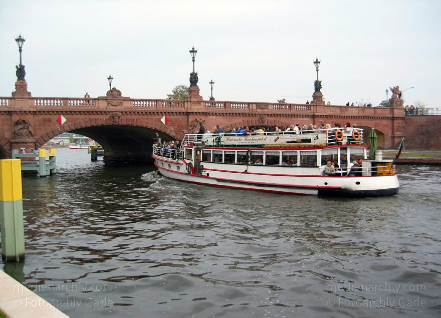 Berlin. Moltebrücke über dem Fluss Spree
3. 10. 2003. Berlin. Mitte. Moltebrücke über dem Fluss Spree. Ausflugsdampfer. Fahrgastschiff
Schlüsselwörter: Ausflugsdampfer;Berlin;Deutschland;Fahrgastschiffe;Fluss;Germany;Moabit;Moltkebrücke;river;Schiffe;Spree;2003;Tiergarten