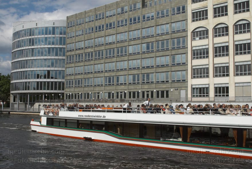 Berlin. Moabit. Spree. Ausflugsdampfer
4. 5. 2008. Berlin. Mitte. Moabit. Fluss Spree. Ausflugsdampfer
Schlüsselwörter: Ausflugsdampfer;Ausfugsdampfer;Berlin;Deutschland;Fahrgastschiff;Fluss;Germany;Moabit;river;Schiffe;Spree;2008;Tiergarten