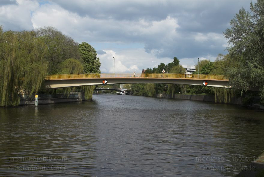 Berlin. Moabit. Spree
4. 5. 2008. Berlin. Mitte. Moabit. Fluss Spree. Ausflugsdampfer
Schlüsselwörter: Berlin;Deutschland;Fluss;Germany;Moabit;river;Spree;Tiergarten;2008;Wullenwebersteg