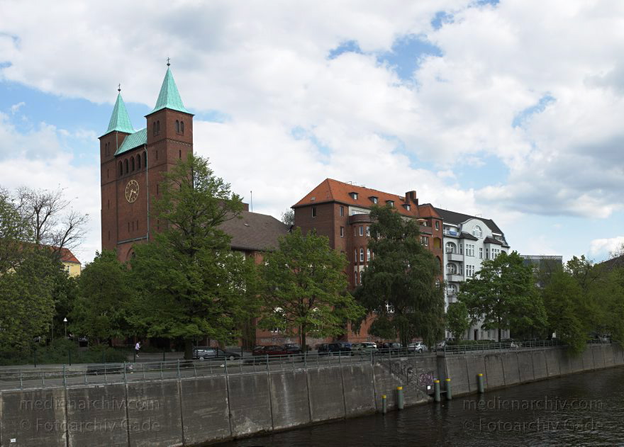 Berlin. Moabit. Spree. Erlöserkirche. Wikingerufer
4. 5. 2008. Berlin. Mitte. Moabit. Fluss Spree. Erlöserkirche. Wikingerufer
Schlüsselwörter: Berlin;Deutschland;Erlöserkirche;Fluss;Germany;Moabit;river;Spree;Tiergarten;2008;Wikingerufer