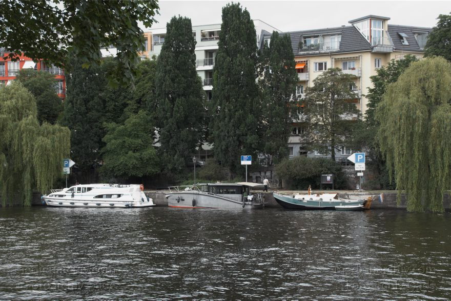 Berlin. Moabit. Spree
12. 6. 2011. Berlin. Mitte. Moabit. Fluss Spree
Schlüsselwörter: Anlegestelle;Berlin;Boote;Bundesratufer;Charlottenburg;Deutschland;Fluss;Germany;Moabit;river;Schiffe;Sportboote;Spree;2011;Tiergarten