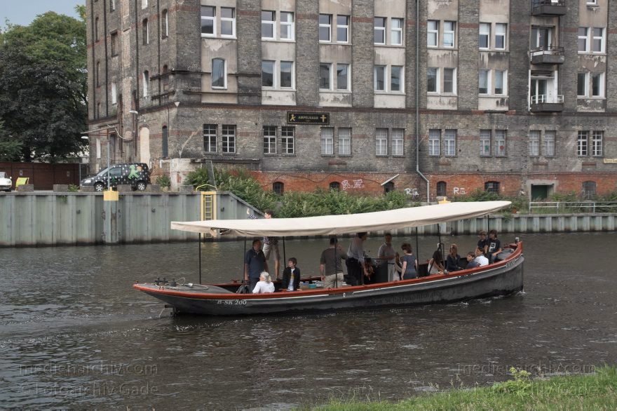 Berlin. Moabit. Spree
12. 6. 2011. Berlin. Mitte. Moabit. Fluss Spree. Barkasse
Schlüsselwörter: Ausflugsdampfer;Berlin;Boote;Charlottenburg;Deutschland;Fahrgastschiffe;Fluss;Germany;Moabit;river;Schiffe;Spree;2011;Tiergarten