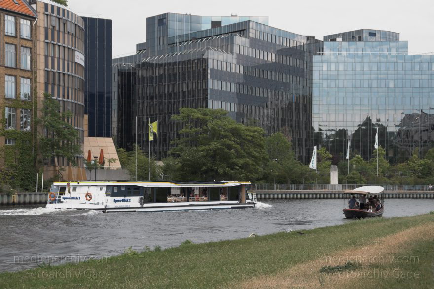 Berlin. Moabit. Spree
12. 6. 2011. Berlin. Mitte. Moabit. Fluss Spree
Schlüsselwörter: Ausflugsdampfer;Berlin;Boote;Charlottenburg;Deutschland;Fahrgastschiffe;Fluss;Germany;Moabit;river;Schiffe;Spree;2011;Tiergarten