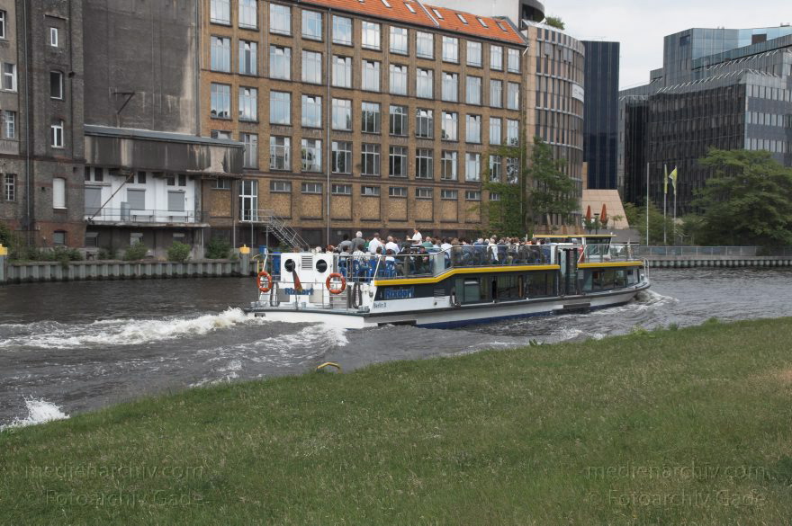 Berlin. Moabit. Spree
12. 6. 2011. Berlin. Mitte. Moabit. Fluss Spree
Schlüsselwörter: Ausflugsdampfer;Berlin;Boote;Charlottenburg;Deutschland;Fahrgastschiffe;Fluss;Germany;Moabit;river;Schiffe;Spree;2011;Tiergarten