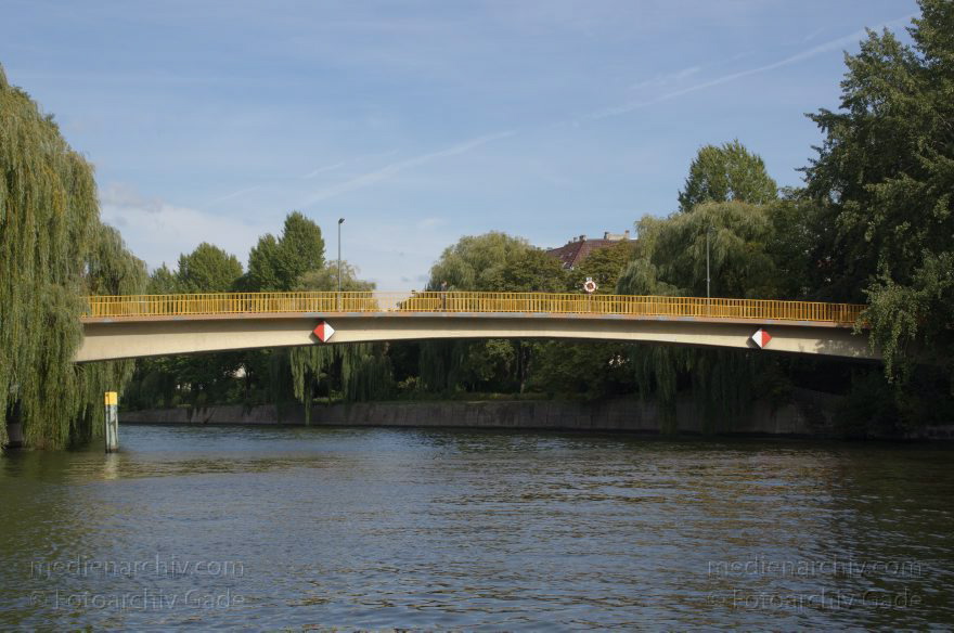 Berlin. Moabit. Spree
25. 9. 2012. Berlin. Mitte. Moabit. Fluss Spree
Schlüsselwörter: Berlin;Brücke;Deutschland;Fluss;Germany;Moabit;river;Spree;Tiergarten;2012;Wullenwebersteg