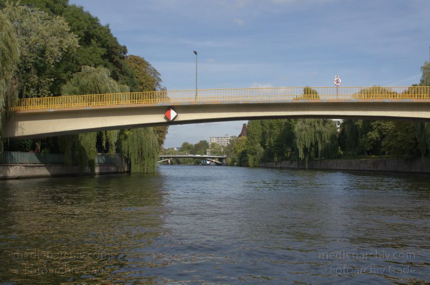 Berlin. Moabit. Spree
25. 9. 2012. Berlin. Mitte. Moabit. Fluss Spree
Schlüsselwörter: Berlin;Brücke;Deutschland;Fluss;Germany;Hansabrücke;Moabit;river;Spree;Tiergarten;2012;Wullenwebersteg