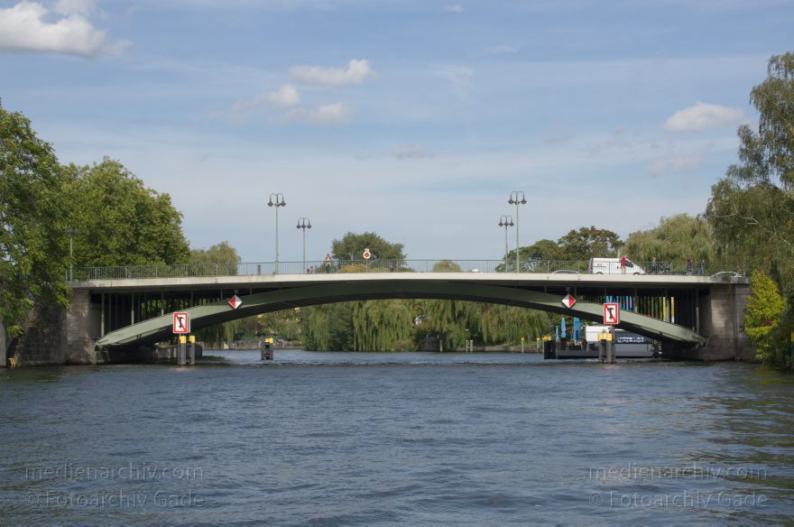 Berlin. Moabit. Spree
25. 9. 2012. Berlin. Mitte. Moabit. Fluss Spree
Schlüsselwörter: Berlin;Brücke;Deutschland;Fluss;Germany;Hansabrücke;Moabit;river;Spree;2012;Tiergarten