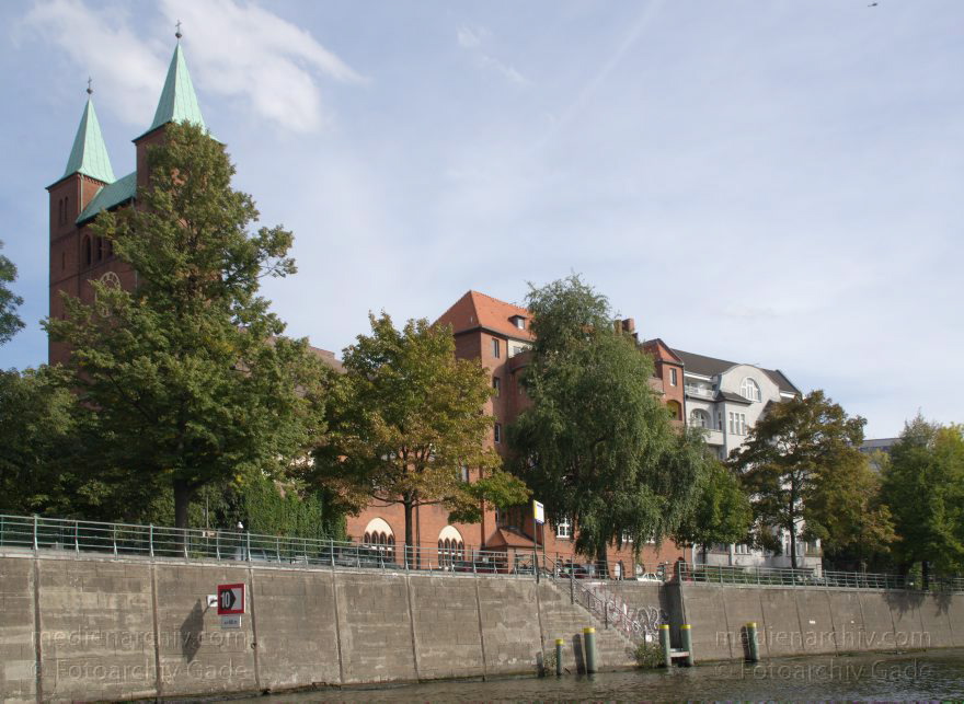 Berlin. Moabit. Spree
25. 9. 2012. Berlin. Mitte. Moabit. Fluss Spree
Schlüsselwörter: Berlin;Deutschland;Fluss;Germany;Kirche;Moabit;river;Spree;Tiergarten;2012;Wikinger Ufer