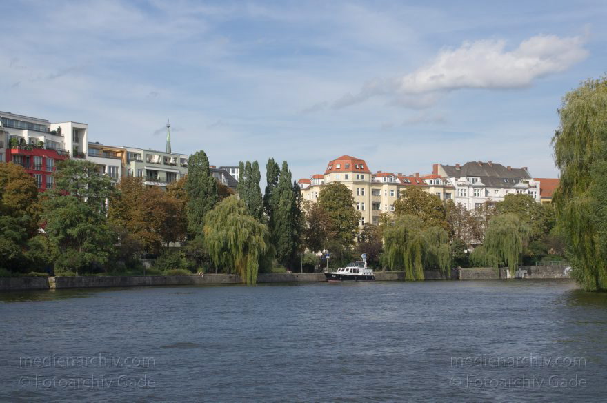 Berlin. Moabit. Spree
25. 9. 2012. Berlin. Mitte. Moabit. Fluss Spree
Schlüsselwörter: Berlin;Bundesratufer;Deutschland;Fluss;Germany;Moabit;river;Spree;2012;Tiergarten