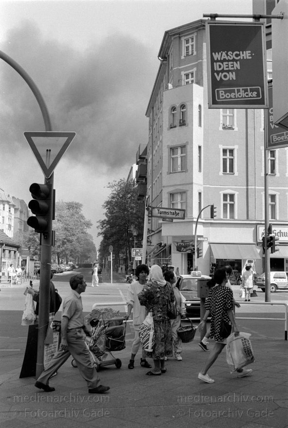 Berlin. Turmstraße. Feuer. Brennendes Haus
21. 5. 1993. Berlin. Mitte. Moabit. Turmstraße. Feuer. Brennendes Haus
Schlüsselwörter: Berlin;Deutschland;Feuer;Feuerwehr;Germany;Moabit;Tiergarten;1993;Turmstraße