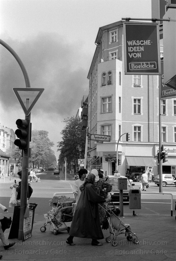 Berlin. Turmstraße. Feuer. Brennendes Haus
21. 5. 1993. Berlin. Mitte. Moabit. Turmstraße. Feuer. Brennendes Haus
Schlüsselwörter: Berlin;Deutschland;Feuer;Feuerwehr;Germany;Moabit;Tiergarten;1993;Turmstraße
