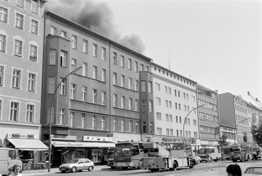 Berlin. Turmstraße. Feuer. Brennendes Haus
21. 5. 1993. Berlin. Mitte. Moabit. Turmstraße. Feuer. Brennendes Haus
Schlüsselwörter: Berlin;Deutschland;Feuer;Feuerwehr;Germany;Moabit;Tiergarten;1993;Turmstraße