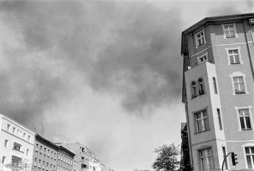 Berlin. Turmstraße. Feuer. Brennendes Haus
21. 5. 1993. Berlin. Mitte. Moabit. Turmstraße. Feuer. Brennendes Haus
Schlüsselwörter: Berlin;Deutschland;Feuer;Feuerwehr;Germany;Moabit;Tiergarten;1993;Turmstraße
