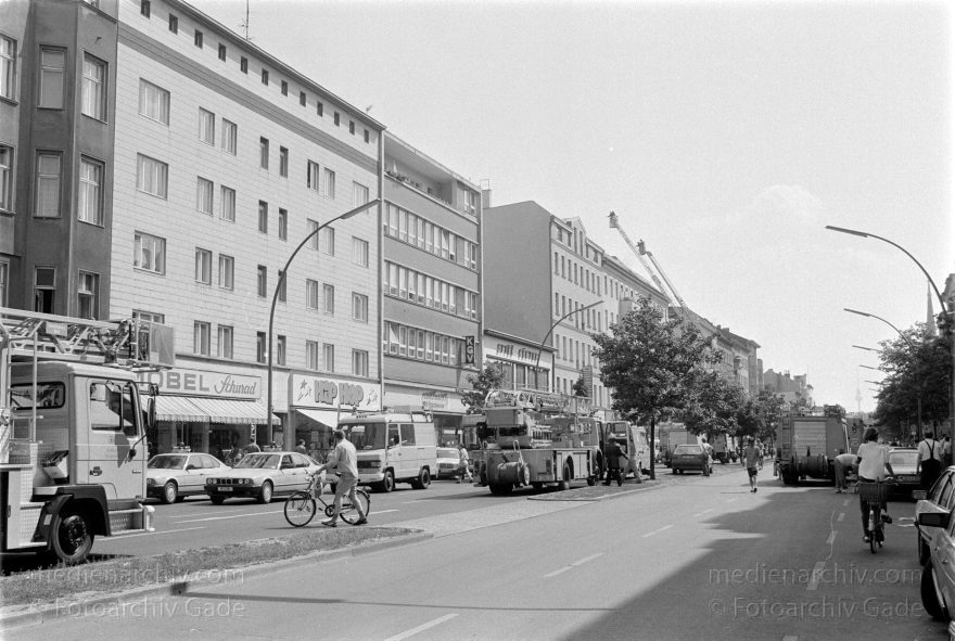 Berlin. Turmstraße. Feuer. Brennendes Haus
21. 5. 1993. Berlin. Mitte. Moabit. Turmstraße. Feuer. Brennendes Haus
Schlüsselwörter: Berlin;Deutschland;Feuer;Feuerwehr;Germany;Moabit;Tiergarten;1993;Turmstraße