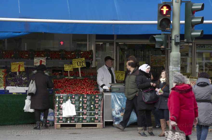 Berlin. Moabit. Turmstraße
23. 2. 2012. Berlin. Mitte. Moabit. Turmstraße
Schlüsselwörter: Berlin;Deutschland;Einkaufsstraße;Gemüsehändler;Germany;Migranten;Moabit;Tiergarten;Turmstraße;Türken;2012;Türkischer Gemüsehändler