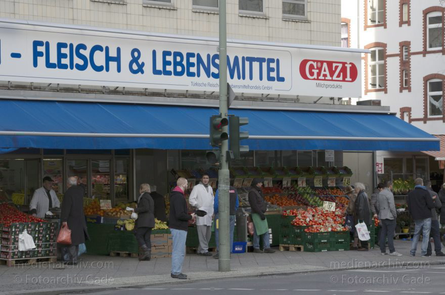 Berlin. Moabit. Turmstraße
23. 2. 2012. Berlin. Mitte. Moabit. Turmstraße. Türkischer Gemüsehändler. Gazi
Schlüsselwörter: Berlin;Deutschland;Einkaufsstraße;Gemüsehändler;Germany;Migranten;Moabit;Tiergarten;Turmstraße;Türken;2012;Türkischer Gemüsehändler