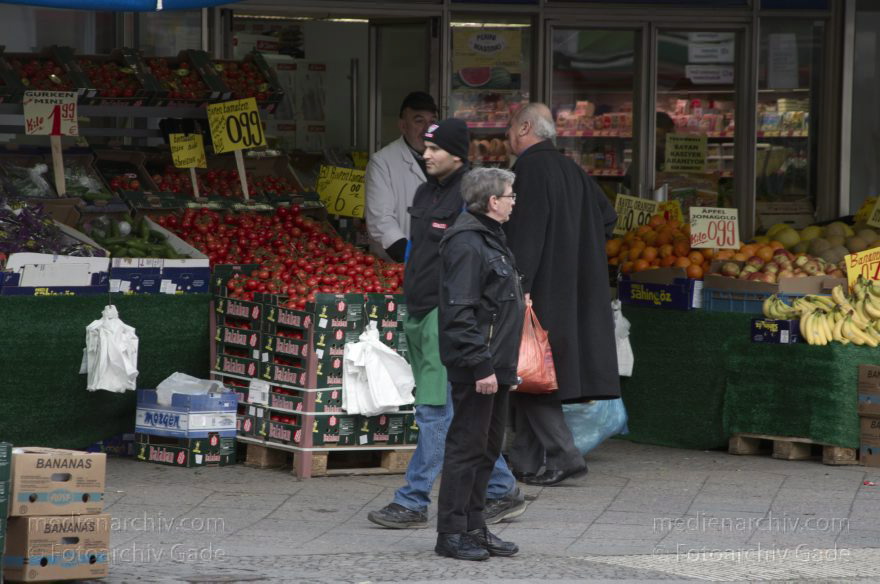 Berlin. Moabit. Turmstraße
23. 2. 2012. Berlin. Mitte. Moabit. Turmstraße. Türkischer Gemüsehändler. Gazi
Schlüsselwörter: Berlin;Deutschland;Einkaufsstraße;Gemüsehändler;Germany;Migranten;Moabit;Tiergarten;Turmstraße;Türken;2012;Türkischer Gemüsehändler