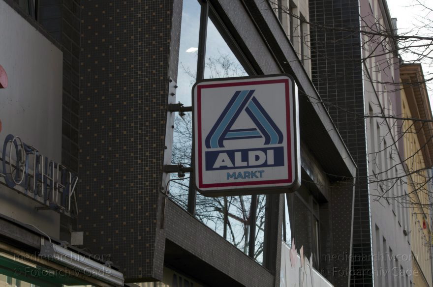 Berlin. Moabit. Turmstraße
23. 2. 2012. Berlin. Mitte. Moabit. Turmstraße. Aldi
Schlüsselwörter: Berlin;Deutschland;Einkaufsstraße;Germany;Moabit;Tiergarten;2012;Turmstraße