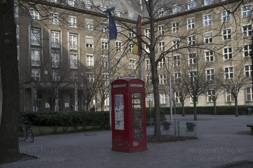 Berlin. Moabit. Turmstraße
23. 2. 2012. Berlin. Mitte. Moabit. Turmstraße. Rote Telefonzelle vor dem Rathaus am Mathilde-Jacob-Platz
Schlüsselwörter: Berlin;Deutschland;Einkaufsstraße;Germany;Moabit;Tiergarten;2012;Turmstraße