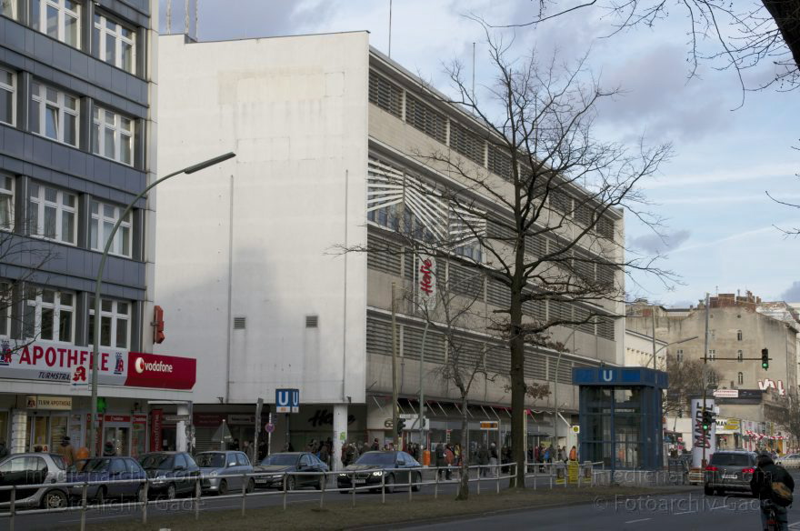 Berlin. Moabit. Turmstraße
23. 2. 2012. Berlin. Mitte. Moabit. Turmstraße. Ehemaliges Hertie Kaufhaus
Schlüsselwörter: Berlin;Deutschland;Einkaufsstraße;Germany;Hertie;Moabit;Tiergarten;2012;Turmstraße