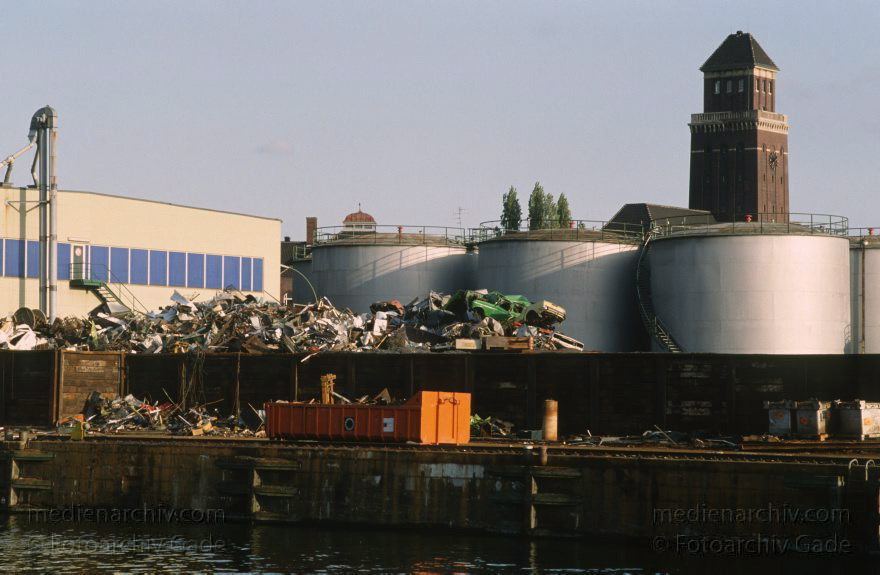Berlin. Moabit. Westhafen. BEHALA
18. 5. 1992. Berlin. Moabit. Westhafen. BEHALA
Schlüsselwörter: Altmetall;Berlin;Berlin-Spandauer Schifffahrtskanal;Deutschland;Germany;Moabit;Schrott;Tanks;Westhafen;1992;Öltanks
