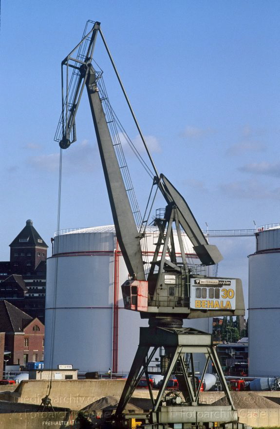 Berlin. Moabit. Westhafen. BEHALA
18. 5. 1992. Berlin. Moabit. Westhafen. BEHALA. Kran vor Öltank von Unitank
Schlüsselwörter: Berlin;Berlin-Spandauer Schifffahrtskanal;Deutschland;Germany;Kran;Moabit;Tanks;Westhafen;1992;Öltanks