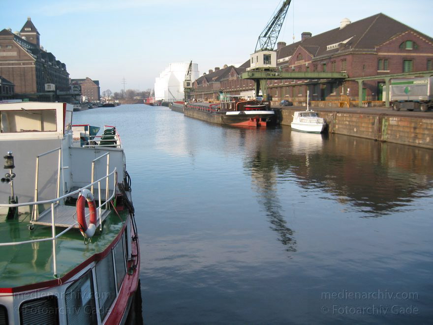 Berlin. Moabit. Westhafen. BEHALA
19. 1. 2002. Berlin. Moabit. Westhafen. BEHALA
Schlüsselwörter: Ausflugsdampfer;BEHALA;Berlin;Deutschland;Fahrgastschiffe;Germany;Hafen;Hafenbecken;Moabit;Schiffe;2002;Westhafen