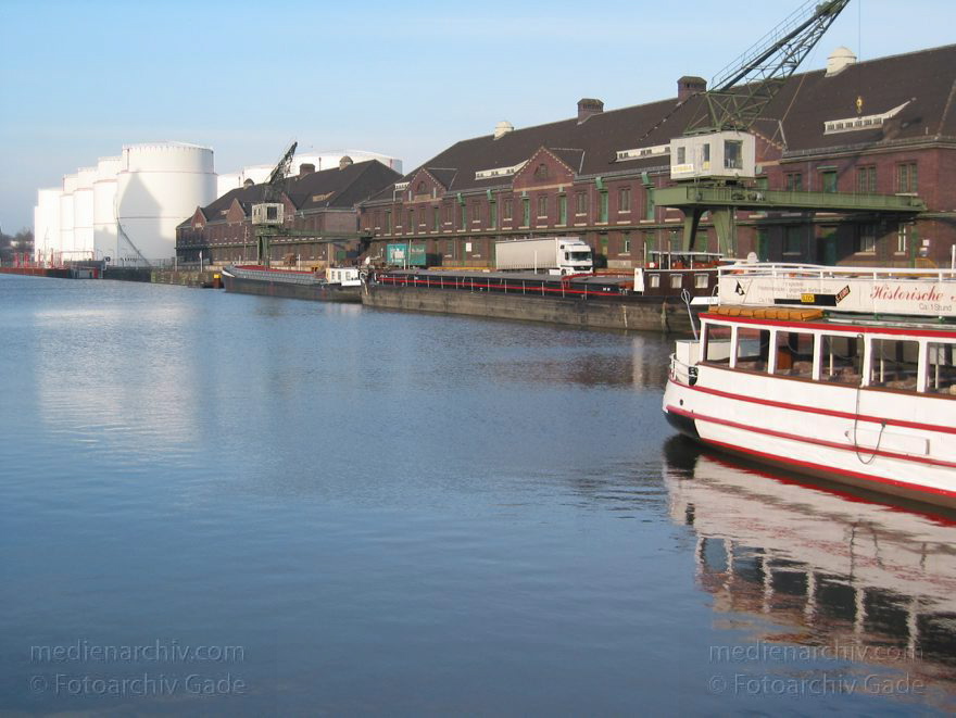 Berlin. Moabit. Westhafen. BEHALA
19. 1. 2002. Berlin. Moabit. Westhafen. BEHALA
Schlüsselwörter: Ausflugsdampfer;BEHALA;Berlin;Deutschland;Fahrgastschiffe;Germany;Hafen;Hafenbecken;Moabit;Schiffe;2002;Westhafen