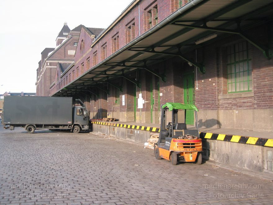 Berlin. Moabit. Westhafen. BEHALA
19. 1. 2002. Berlin. Moabit. Westhafen. BEHALA. Gabelstapler. Lager
Schlüsselwörter: BEHALA;Berlin;Deutschland;Germany;Hafen;Moabit;2002;Westhafen
