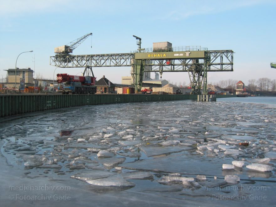 Berlin. Moabit. Westhafen. BEHALA
19. 1. 2002. Berlin. Moabit. Westhafen. BEHALA. Winter. Eis im Hafenbecken
Schlüsselwörter: BEHALA;Berlin;Deutschland;Germany;Hafen;Hafenbecken;Moabit;Westhafen;2002;Winter