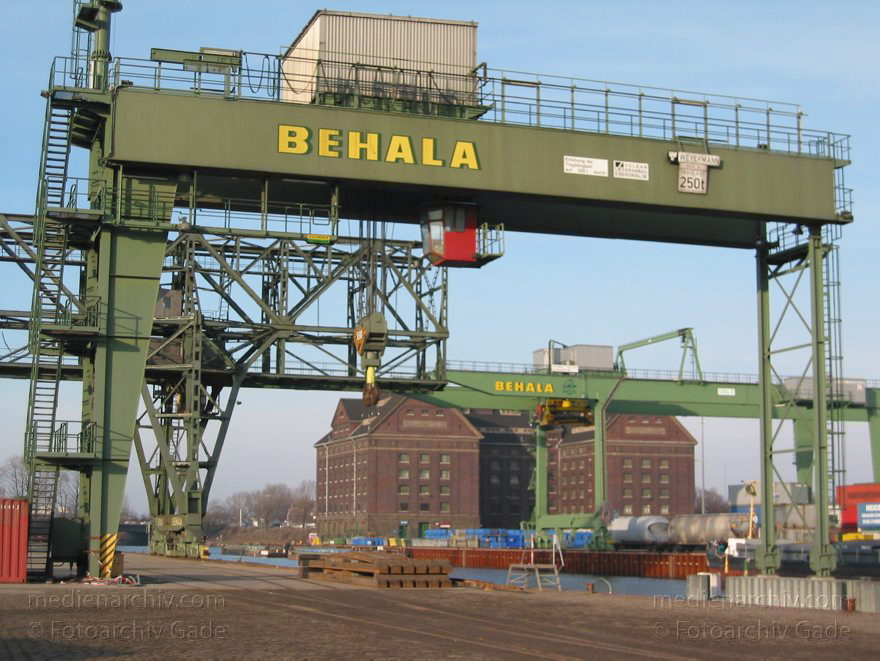 Berlin. Moabit. Westhafen. BEHALA
19. 1. 2002. Berlin. Moabit. Westhafen. BEHALA. Containerbrücke
Schlüsselwörter: BEHALA;Berlin;Containerbrücke;Deutschland;Germany;Hafen;Moabit;2002;Westhafen
