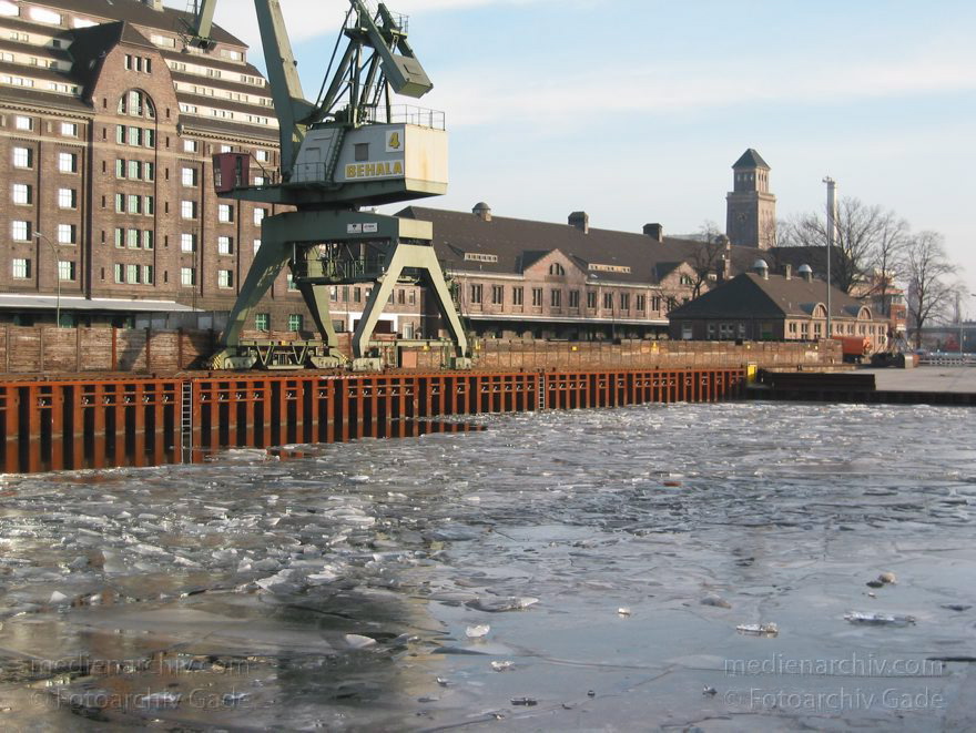 Berlin. Moabit. Westhafen. BEHALA
19. 1. 2002. Berlin. Moabit. Westhafen. BEHALA. Winter. Eis im Hafenbecken
Schlüsselwörter: BEHALA;Berlin;Deutschland;Germany;Hafen;Hafenbecken;Moabit;2002;Westhafen