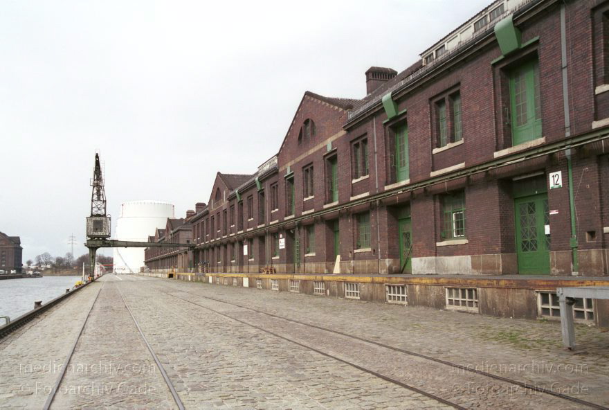 Berlin. Moabit. Westhafen
März 2002. Berlin. Moabit. Westhafen. Lagerhalle. Hafenbecken
Schlüsselwörter: Berlin;Deutschland;Germany;Lagergebäude;Moabit;2002;Westhafen