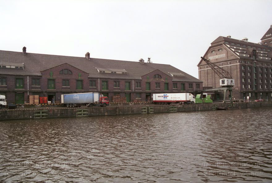 Berlin. Moabit. Westhafen
März 2002. Berlin. Moabit. Westhafen. Lagerhalle am Hafenbecken
Schlüsselwörter: Berlin;Deutschland;Germany;Hafenbecken;Lagergebäude;Moabit;2002;Westhafen