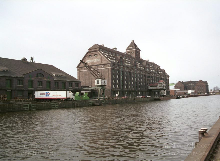 Berlin. Moabit. Westhafen
März 2002. Berlin. Moabit. Westhafen. Lagerhalle am Hafenbecken
Schlüsselwörter: Berlin;Deutschland;Germany;Hafenbecken;Lagergebäude;Moabit;2002;Westhafen