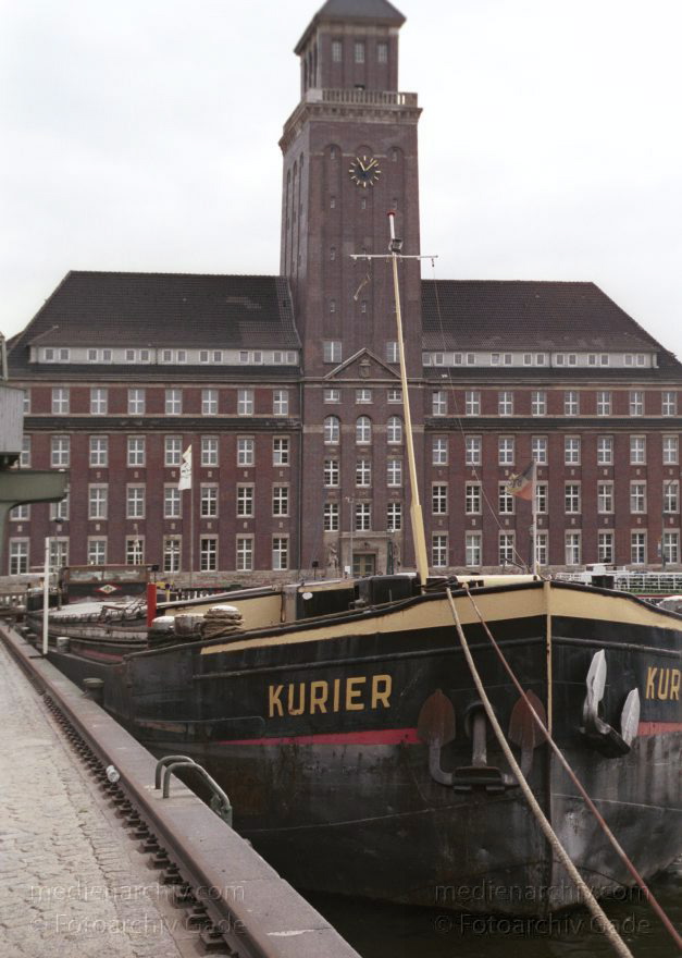 Berlin. Moabit. Westhafen
März 2002. Berlin. Moabit. Westhafen. BEHALA Verwaltungsgebäude. Binnenschiff im Hafenbecken
Schlüsselwörter: BEHALA;Berlin;Binnenschiffe;Deutschland;Germany;Moabit;Schiff;Verwaltungsgebäude;2002;Westhafen