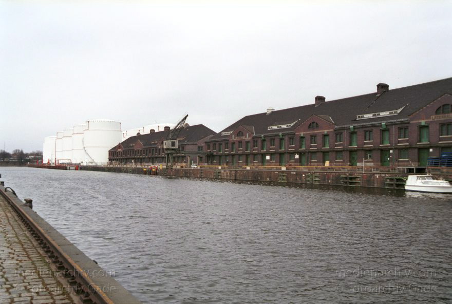 Berlin. Moabit. Westhafen
März 2002. Berlin. Moabit. Westhafen. Lagergebäude am Hafenbecken.
Schlüsselwörter: Berlin;Deutschland;Germany;Hafenbecken;Lagergebäude;Moabit;2002;Westhafen