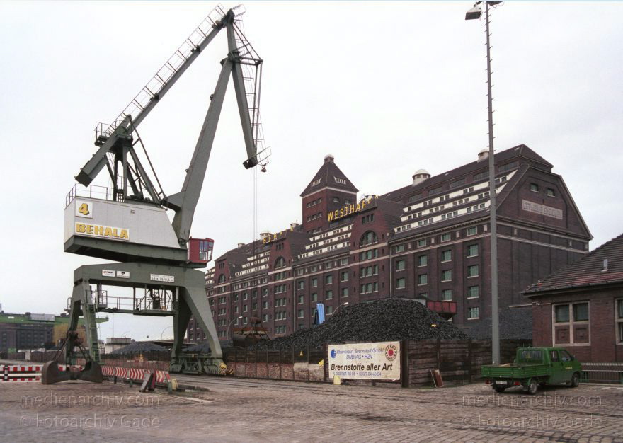 Berlin. Moabit. Westhafen
März 2002. Berlin. Moabit. Westhafen
Schlüsselwörter: Berlin;Deutschland;Germany;Kran;Moabit;2002;Westhafen
