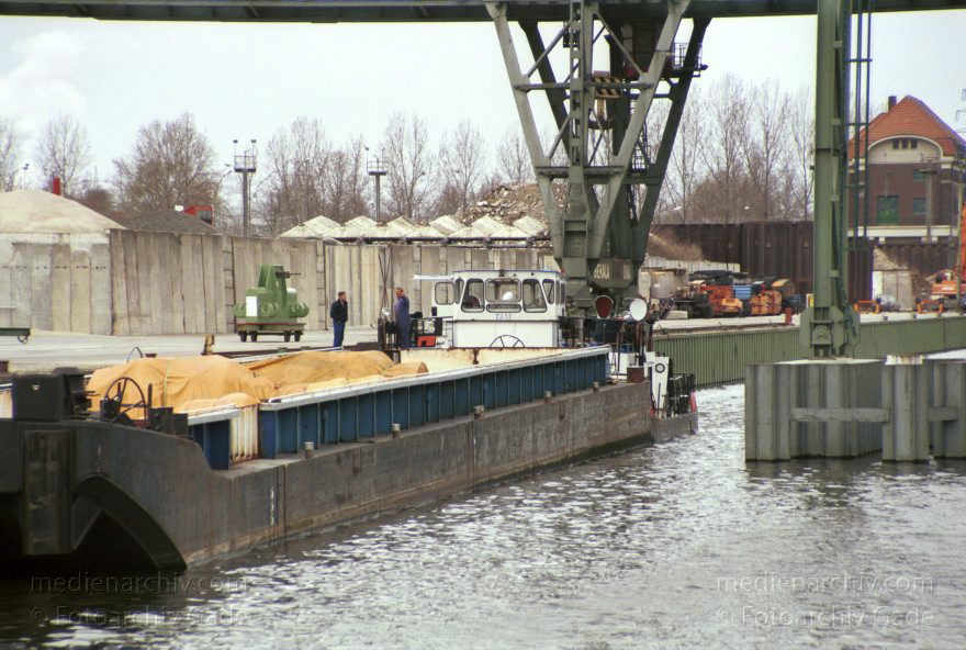 Berlin. Moabit. Westhafen
März 2002. Berlin. Moabit. Westhafen. Binnenschiff im Hafenbecken
Schlüsselwörter: Berlin;Binnenschiffe;Deutschland;Germany;Hafenbecken;Moabit;Schiff;2002;Westhafen