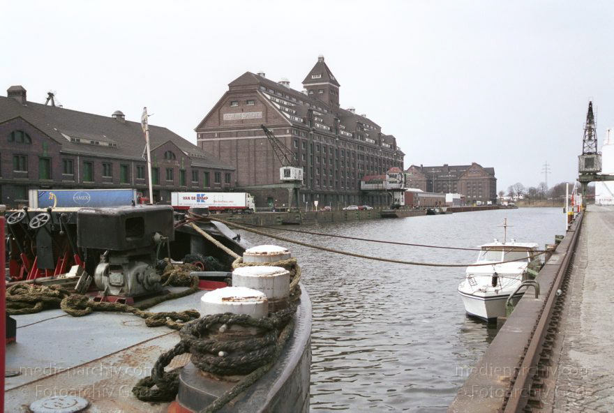 Berlin. Moabit. Westhafen
März 2002. Berlin. Moabit. Westhafen. Binnenschiff im Hafenbecken
Schlüsselwörter: Berlin;Binnenschiff;Binnenschiffe;Deutschland;Germany;Hafenbecken;Moabit;Schiff;Schiffe;2002;Westhafen