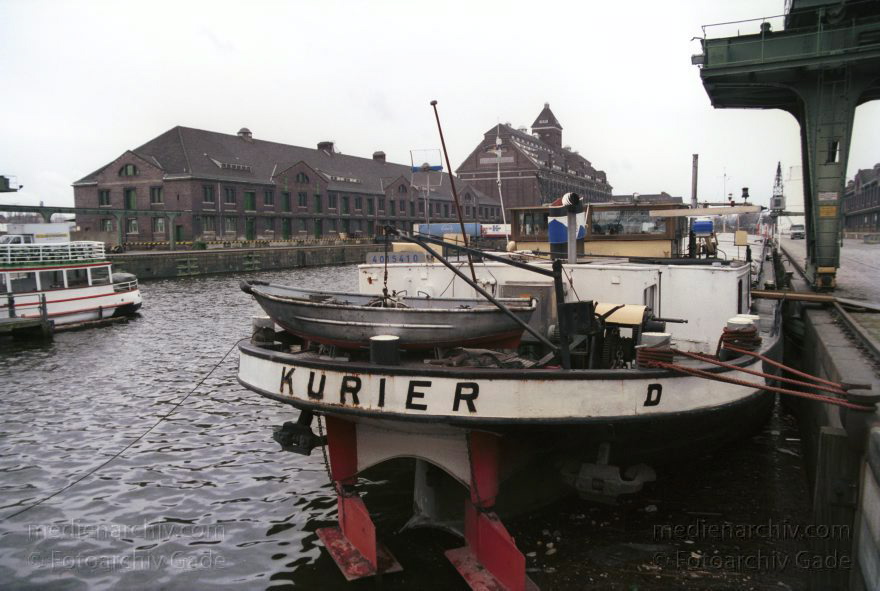 Berlin. Moabit. Westhafen
März 2002. Berlin. Moabit. Westhafen. Binnenschiff im Hafenbecken
Schlüsselwörter: Berlin;Binnenschiff;Deutschland;Germany;Hafenbecken;Moabit;Schiffe;2002;Westhafen