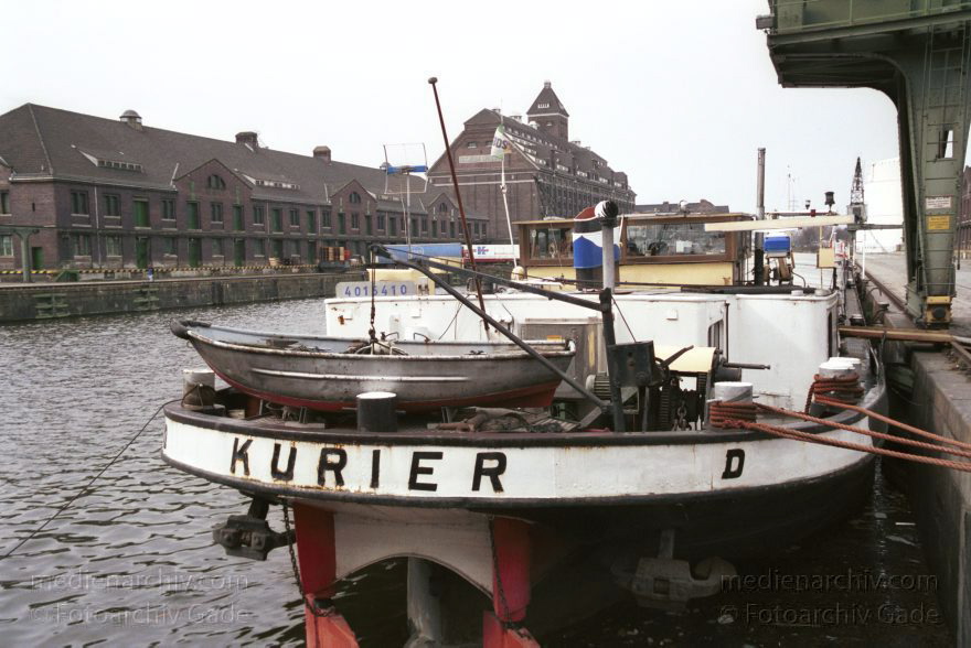 Berlin. Moabit. Westhafen
März 2002. Berlin. Moabit. Westhafen. Binnenschiff im Hafenbecken
Schlüsselwörter: Berlin;Binnenschiff;Binnenschiffe;Deutschland;Germany;Hafenbecken;Lagergebäude;Moabit;Schiff;Schiffe;2002;Westhafen
