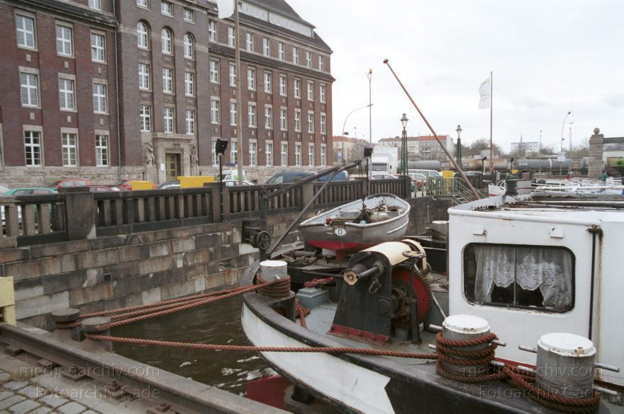 Berlin. Moabit. Westhafen
März 2002. Berlin. Moabit. Westhafen. Binnenschiff im Hafenbecken
Schlüsselwörter: Berlin;Binnenschiff;Binnenschiffe;Deutschland;Germany;Hafenbecken;Moabit;Schiffe;2002;Westhafen