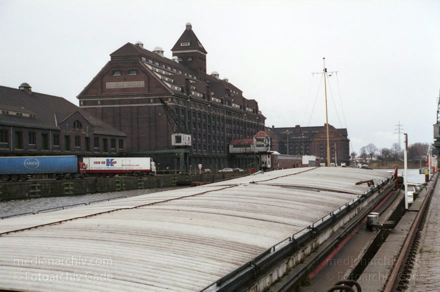 Berlin. Moabit. Westhafen
März 2002. Berlin. Moabit. Westhafen. Binnenschiff im Hafenbecken
Schlüsselwörter: Berlin;Binnenschiff;Binnenschiffe;Deutschland;Germany;Hafen;Hafenbecken;Lagergebäude;Moabit;Schiffe;2002;Westhafen