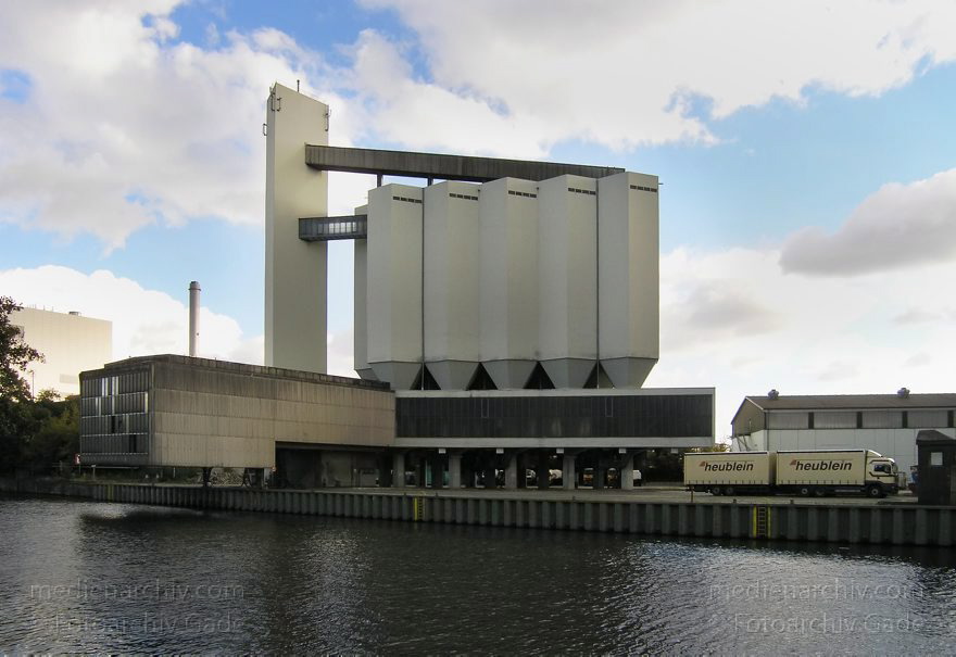 Berlin. Berlin-Spandauer Schifffahrtskanal. Westhafen
9. 10. 2004. Berlin. Mitte. Moabit. Berlin-Spandauer Schifffahrtskanal. Westhafen
Schlüsselwörter: Berlin;Berlin-Spandauer Schifffahrtskanal;Deutschland;Germany;Moabit;Wedding;2004;Westhafen