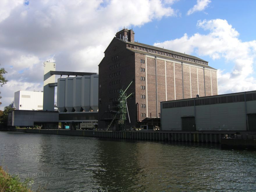 Berlin. Berlin-Spandauer Schifffahrtskanal. Westhafen
9. 10. 2004. Berlin. Mitte. Moabit. Berlin-Spandauer Schifffahrtskanal. Westhafen
Schlüsselwörter: Berlin;Berlin-Spandauer Schifffahrtskanal;Deutschland;Germany;Moabit;Wedding;2004;Westhafen