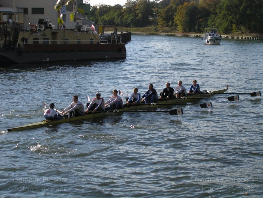 Berlin. Berlin-Spandauer Schifffahrtskanal. Westhafen
9. 10. 2004. Berlin. Mitte. Moabit. Berlin-Spandauer Schifffahrtskanal. Westhafen. Ruderboote.
Schlüsselwörter: Berlin;Berlin-Spandauer Schifffahrtskanal;Deutschland;Germany;Moabit;Ruderboote;Sport;Sportboote;2004;Wedding