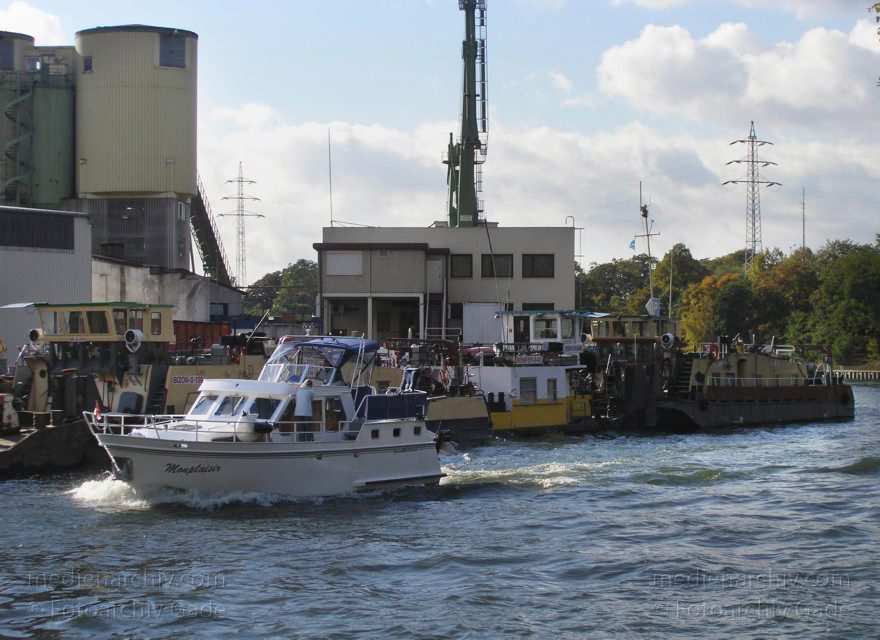 Berlin. Berlin-Spandauer Schifffahrtskanal. Westhafen
9. 10. 2004. Berlin. Mitte. Moabit. Berlin-Spandauer Schifffahrtskanal. Westhafen. Motorboot
Schlüsselwörter: Ausflugsdampfer;Berlin;Berlin-Spandauer Schifffahrtskanal;Boote;Dampfer;Deutschland;Germany;Moabit;Motorboot;Schiffe;Sportboote;2004;Wedding