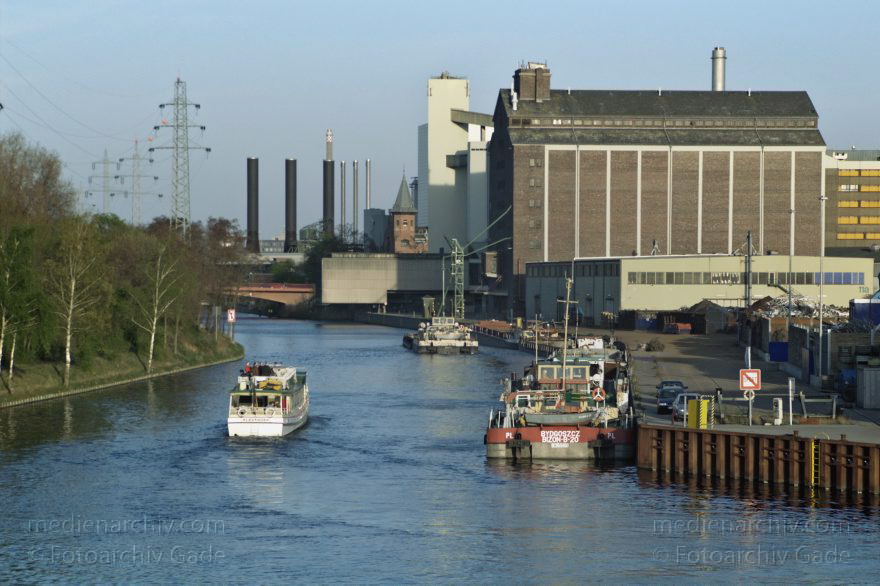 Berlin. Moabit. Westhafen. BEHALA
19. 4. 2005. Berlin. Moabit. Westhafen. Berlin- Spandauer-Schifffahrtskanal. Binnenschiffe
Schlüsselwörter: Berlin;Berlin-Spandauer Schifffahrtskanal;Binnenschiffe;Deutschland;Germany;Moabit;Schiffe;2005;Westhafen